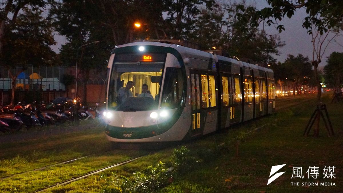 軌道運輸系統具有運量大、安全性高、快速、可靠、便利、污染較低、省能源等營運特性,故為目前國際發展永續運輸之趨勢。圖為高雄輕軌。(資料照,盧逸峰攝) 軌道運輸系統具有運量大、安全性高、快速、可靠、便利、污染較低、省能源等營運特性,故為目前國際發展永續運輸之趨勢。圖為高雄輕軌。(資料照,盧逸峰攝)