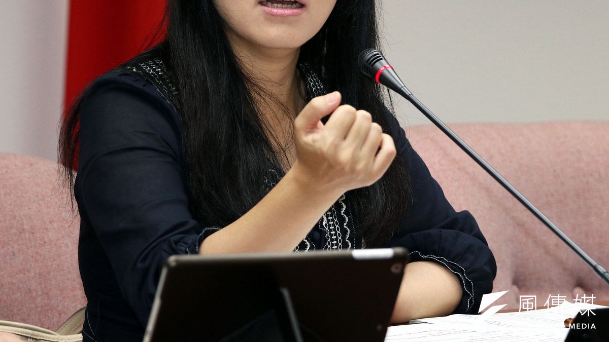 民進黨立委陳瑩日前表示,稅局濫發稅務獎金卻無法源依據,理應刪除,對此財政部長許虞哲回應,為獎勵基層稅務人員辛勞,依行政院核定作業要點核發稅務獎勵金,作者指出何時公部門有了看錢辦事的文化,何時無法源依據的獎金,可以發得如此理所當然。(資料照,蘇仲泓攝) 民進黨立委陳瑩日前表示,稅局濫發稅務獎金卻無法源依據,理應刪除,對此財政部長許虞哲回應,為獎勵基層稅務人員辛勞,依行政院核定作業要點核發稅務獎勵金,作者指出何時公部門有了看錢辦事的文化,何時無法源依據的獎金,可以發得如此理所當然。(資料照,蘇仲泓攝)