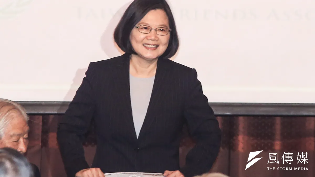 日前農委會提出成立「農產品外銷平台」被韓國瑜砲轟。總統蔡英文2日前往台南市果園時對此表示,大家能夠一起行銷都很好,希望在中央與地方政府攜手努力下能大量的擴展,且未來有望推出農產品保險。(資料照,簡必丞攝)