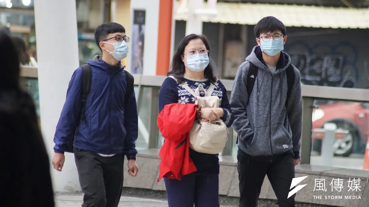 因應武漢肺炎疫情,民眾紛紛戴上口罩。(資料照,盧逸峰攝)