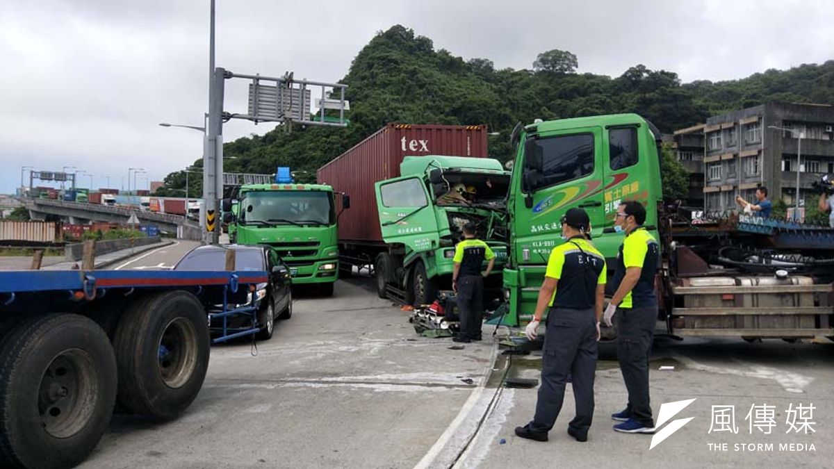 台62甲線匝道出口,發生貨櫃車追撞事故,車流受阻長達數公里。(圖/記者張毅攝) 台62甲線匝道出口,發生貨櫃車追撞事故,車流受阻長達數公里。(圖/記者張毅攝)