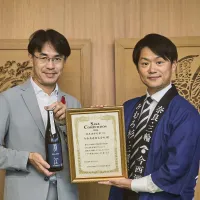 奈良県の今西酒造が「SAKE COMPETITION 2026」で純米酒・純米吟醸の2部門第1位と最優秀蔵元賞を受賞し、山下真知事への表敬訪問で奈良酒の魅力を世界に発信していく考えを示した。(SAKE COMPETITION 2026 PR事務局提供) 奈良県の今西酒造が「SAKE COMPETITION 2026」で純米酒・純米吟醸の2部門第1位と最優秀蔵元賞を受賞し、山下真知事への表敬訪問で奈良酒の魅力を世界に発信していく考えを示した。(SAKE COMPETITION 2026 PR事務局提供)