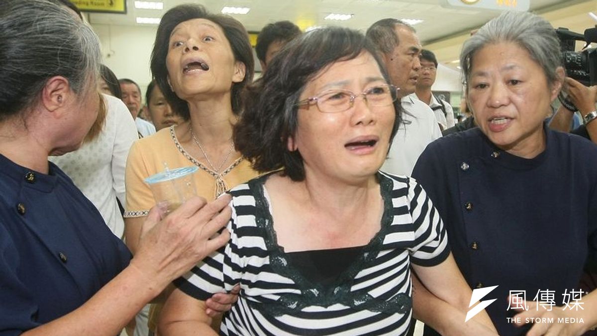 復興航空澎湖空難,乘客家屬聞訊後趕到高雄小港機場,焦急痛哭。(美聯社) 復興航空澎湖空難,乘客家屬聞訊後趕到高雄小港機場,焦急痛哭。(美聯社)