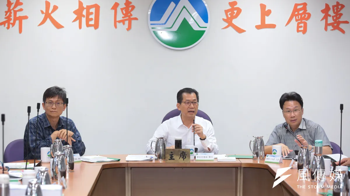 環保署長李應元26日主持「中油觀塘案環評大會」,遭環團諷刺「你是來護航的嗎?」(顏麟宇攝)