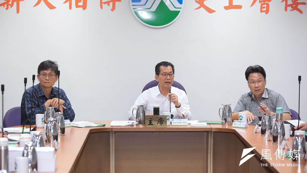 環保署長李應元26日主持「中油觀塘案環評大會」,遭環團諷刺「你是來護航的嗎?」(顏麟宇攝) 環保署長李應元26日主持「中油觀塘案環評大會」,遭環團諷刺「你是來護航的嗎?」(顏麟宇攝)