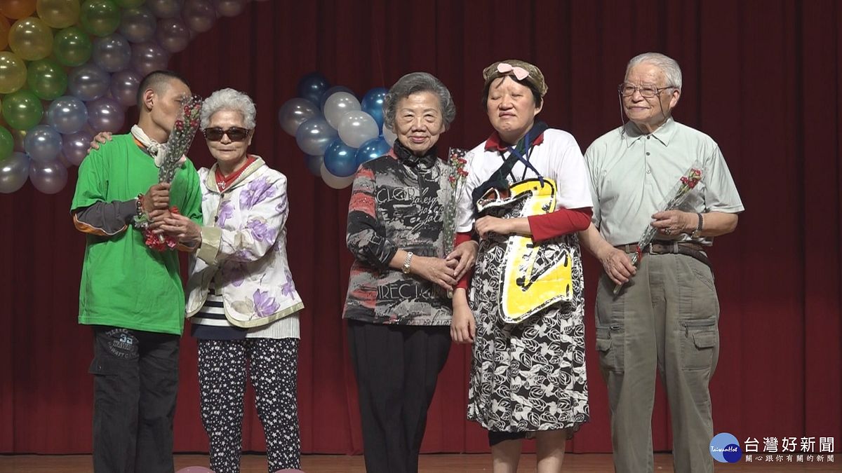 育成憨兒熱舞比賽 送康乃馨感恩獻愛 育成憨兒熱舞比賽 送康乃馨感恩獻愛