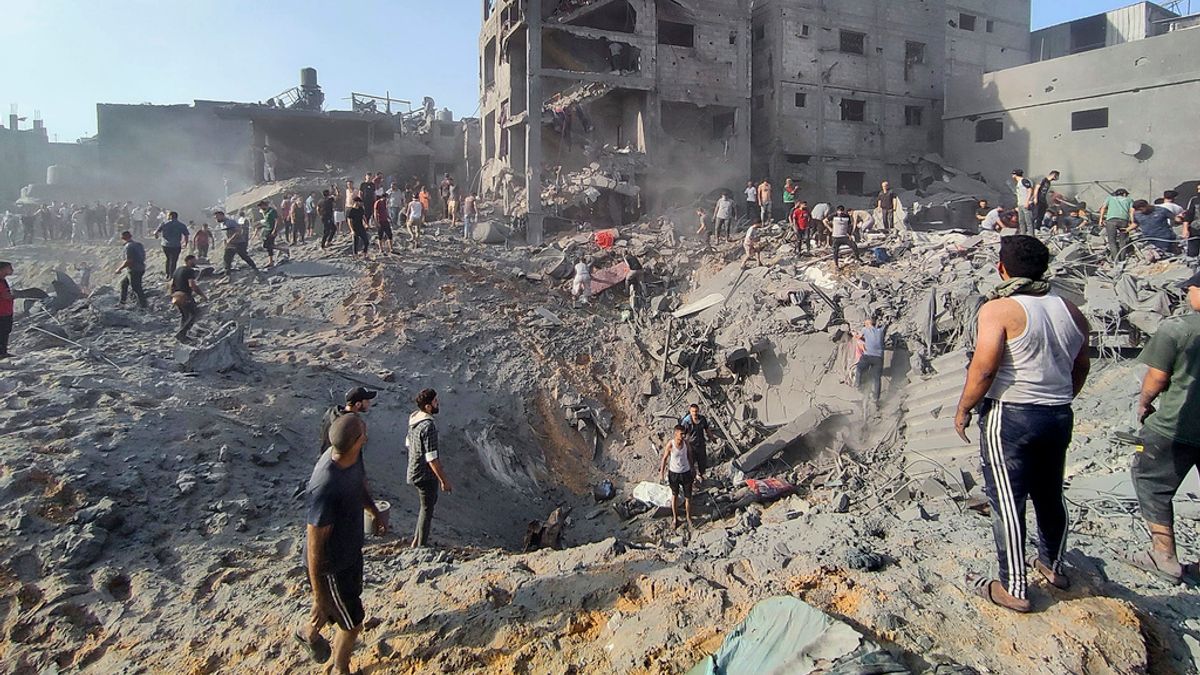 以色列對加薩市郊區的賈巴利亞難民營發動空襲,當地民眾在轟炸後正在尋找倖存者和屍體。(美聯社) 以色列對加薩市郊區的賈巴利亞難民營發動空襲,當地民眾在轟炸後正在尋找倖存者和屍體。(美聯社)