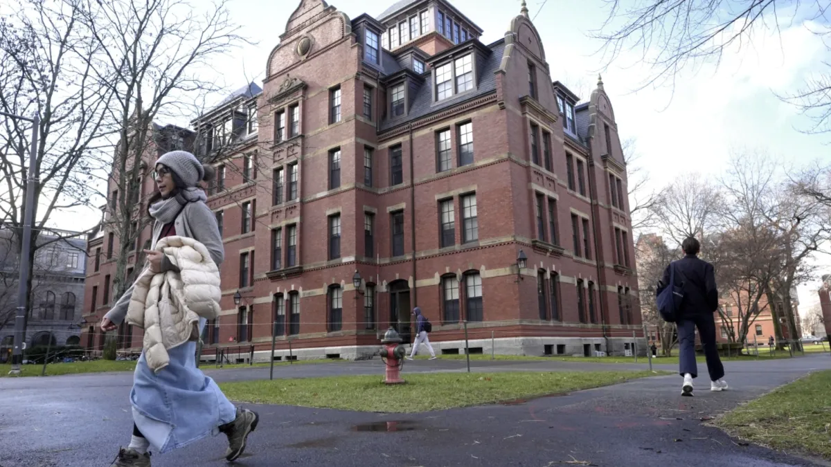 The latest global university rankings show that Harvard University is no longer firmly seated at the top, with its latest ranking dropping to third place. Instead, Chinese universities are rapidly rising, with some rankings showing a collective surge of '