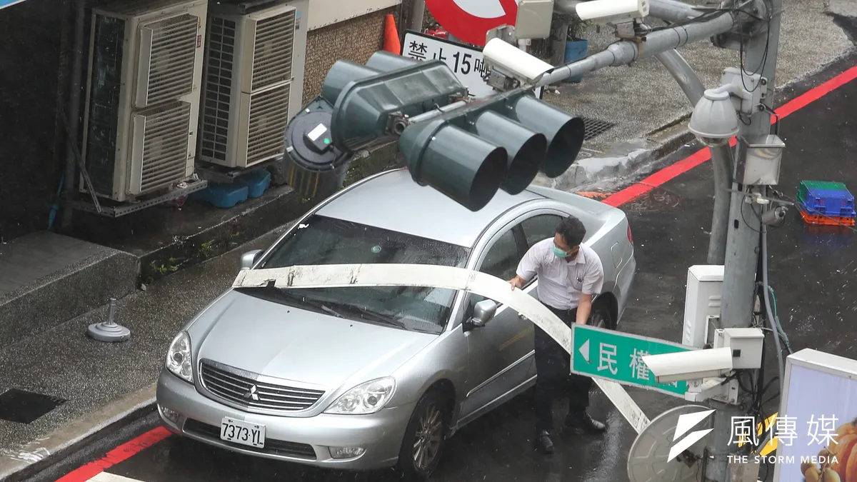 梅姬颱風來襲,台鐵、高鐵等27日全面停駛,蘇花公路也預警性封閉,交通部建議民眾出門先查詢大眾交通運輸狀況。圖為行車遭飛來異物擊中。(陳明仁攝) 梅姬颱風來襲,台鐵、高鐵等27日全面停駛,蘇花公路也預警性封閉,交通部建議民眾出門先查詢大眾交通運輸狀況。圖為行車遭飛來異物擊中。(陳明仁攝)