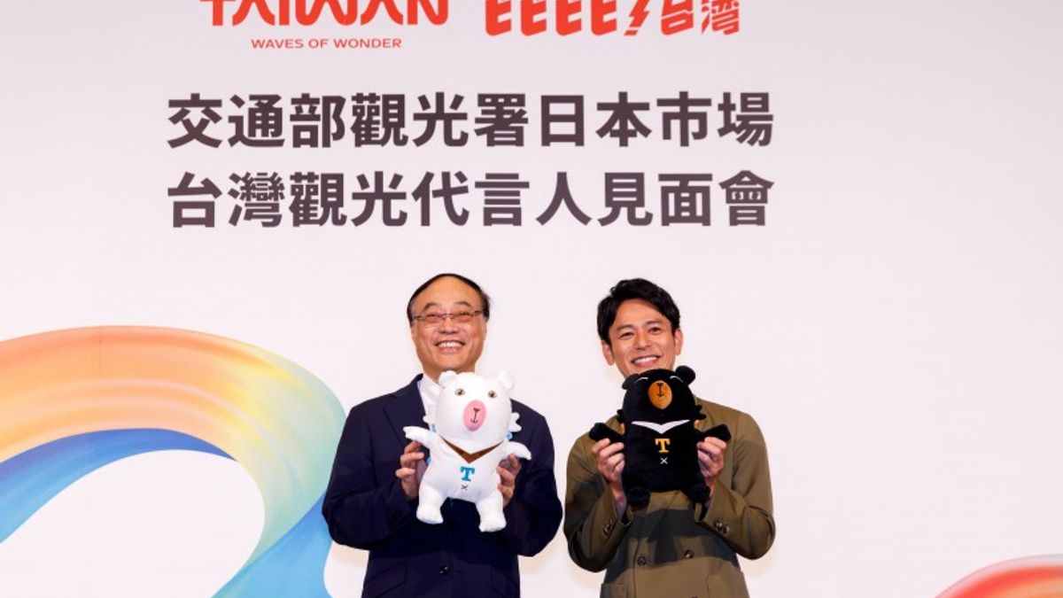 国民的人気俳優の妻夫木聡さんが今年度の台湾観光イメージキャラクターに就任。観光局の周永暉局長が直接、マスコットの「OhBear」と「HiBear」のぬいぐるみを贈呈し歓迎の意を表した。(写真提供:観光局) 国民的人気俳優の妻夫木聡さんが今年度の台湾観光イメージキャラクターに就任。観光局の周永暉局長が直接、マスコットの「OhBear」と「HiBear」のぬいぐるみを贈呈し歓迎の意を表した。(写真提供:観光局)
