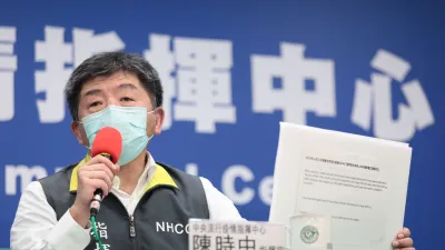 中央流行疫情指揮中心指揮官陳時中出示元月致WHO的電郵。(指揮中心提供)