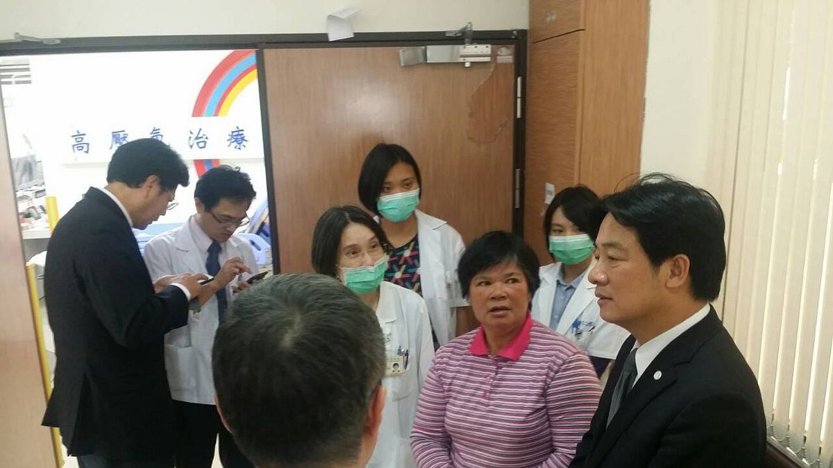 台南市長賴清德16日前往台北4家醫院,探視6位因八仙塵爆受傷的台南市民及其家屬(取自賴清德臉書) 台南市長賴清德16日前往台北4家醫院,探視6位因八仙塵爆受傷的台南市民及其家屬(取自賴清德臉書)