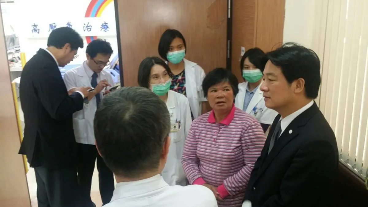 台南市長賴清德16日前往台北4家醫院,探視6位因八仙塵爆受傷的台南市民及其家屬(取自賴清德臉書)