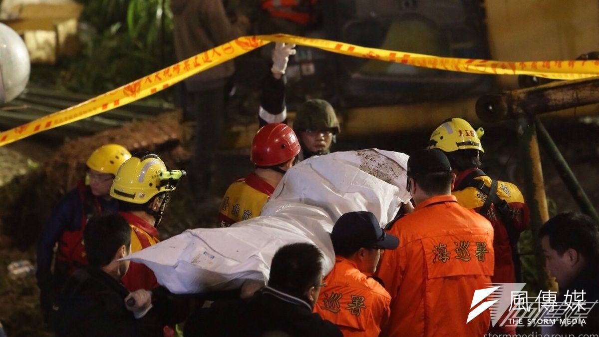 復興航空4日在台北發生空難,歐美等國紛表哀悼。圖為4日晚間救難人員抬出罹難者遺體。(楊子磊攝) 復興航空4日在台北發生空難,歐美等國紛表哀悼。圖為4日晚間救難人員抬出罹難者遺體。(楊子磊攝)