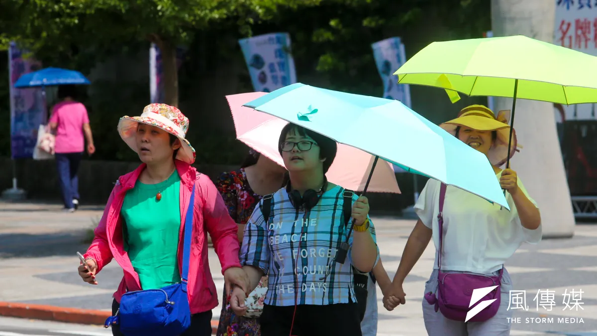 近日北部高溫接近35度,不過僅會將維持到本周五,周六起受大陸高壓南下影響,氣溫將轉為涼爽天氣。(資料照,陳明仁攝)