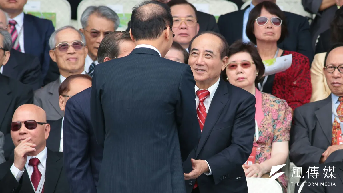 前立法院長王金平出席總統就職典禮,和行政院長林全握手。(顏麟宇攝)