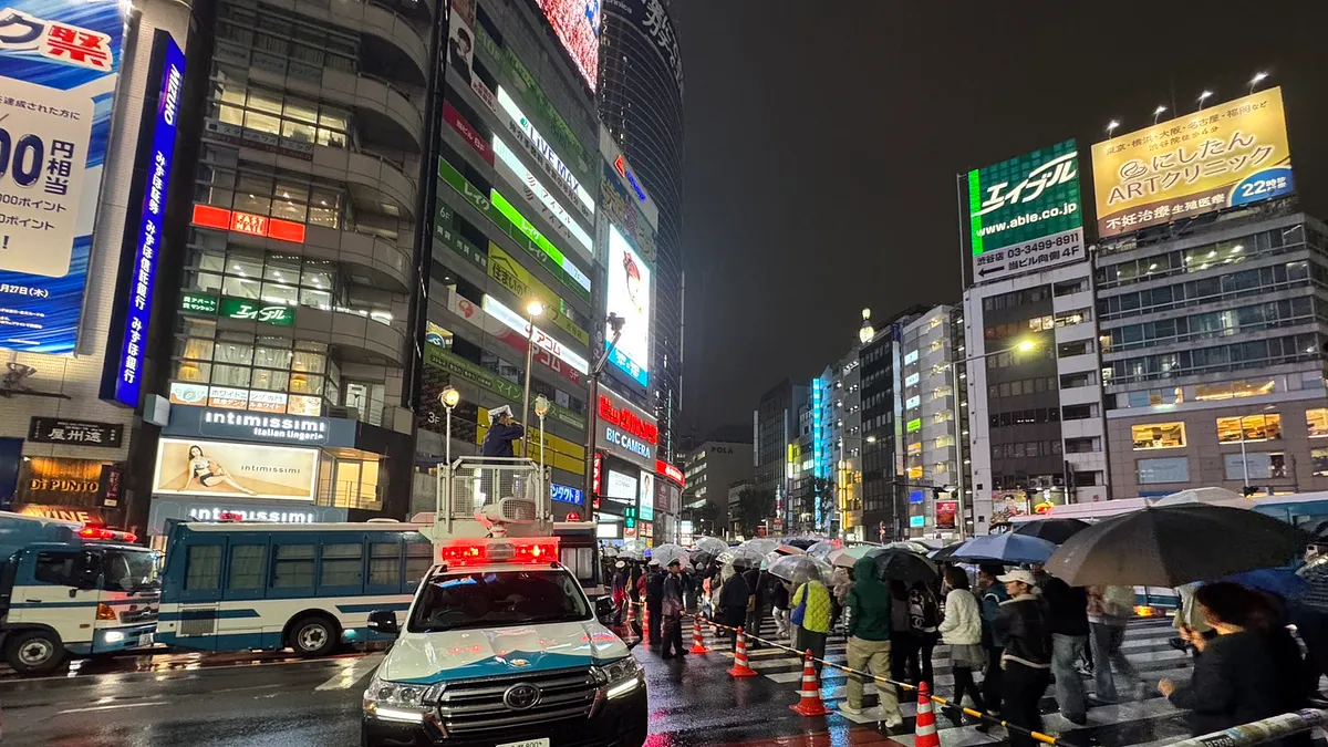 10月31日夜、ハロウィーン当日の渋谷は大雨の中でも多くの人でにぎわい、警察と渋谷区が厳重な警戒体制を敷いた。ハチ公像は封鎖され、センター街や渋谷スカイ周辺では通行制限が行われた。(写真/黃信維撮影) 10月31日夜、ハロウィーン当日の渋谷は大雨の中でも多くの人でにぎわい、警察と渋谷区が厳重な警戒体制を敷いた。ハチ公像は封鎖され、センター街や渋谷スカイ周辺では通行制限が行われた。(写真/黃信維撮影)