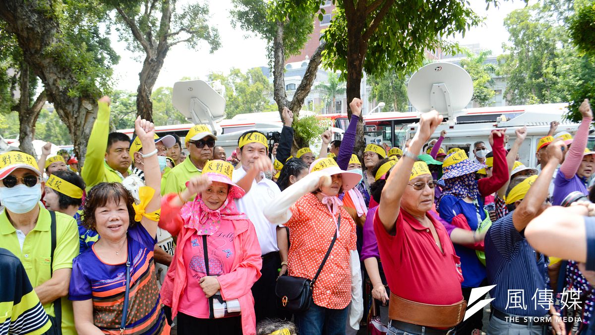 許厝分校家長不滿雲林縣政府決定學生續留本校就讀,13日到縣政府抗議。圖為雲林縣許厝分校家長北上抗議。(資料照片,翁俊翹攝) 許厝分校家長不滿雲林縣政府決定學生續留本校就讀,13日到縣政府抗議。圖為雲林縣許厝分校家長北上抗議。(資料照片,翁俊翹攝)