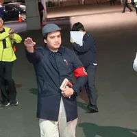 民進党立法委員李坤城の罷免を主導する宋建樑が15日夜、新北検察での再尋問に応じる際、ナチスの「卍」シンボルの腕章を着用。(顔麟宇撮影) 民進党立法委員李坤城の罷免を主導する宋建樑が15日夜、新北検察での再尋問に応じる際、ナチスの「卍」シンボルの腕章を着用。(顔麟宇撮影)
