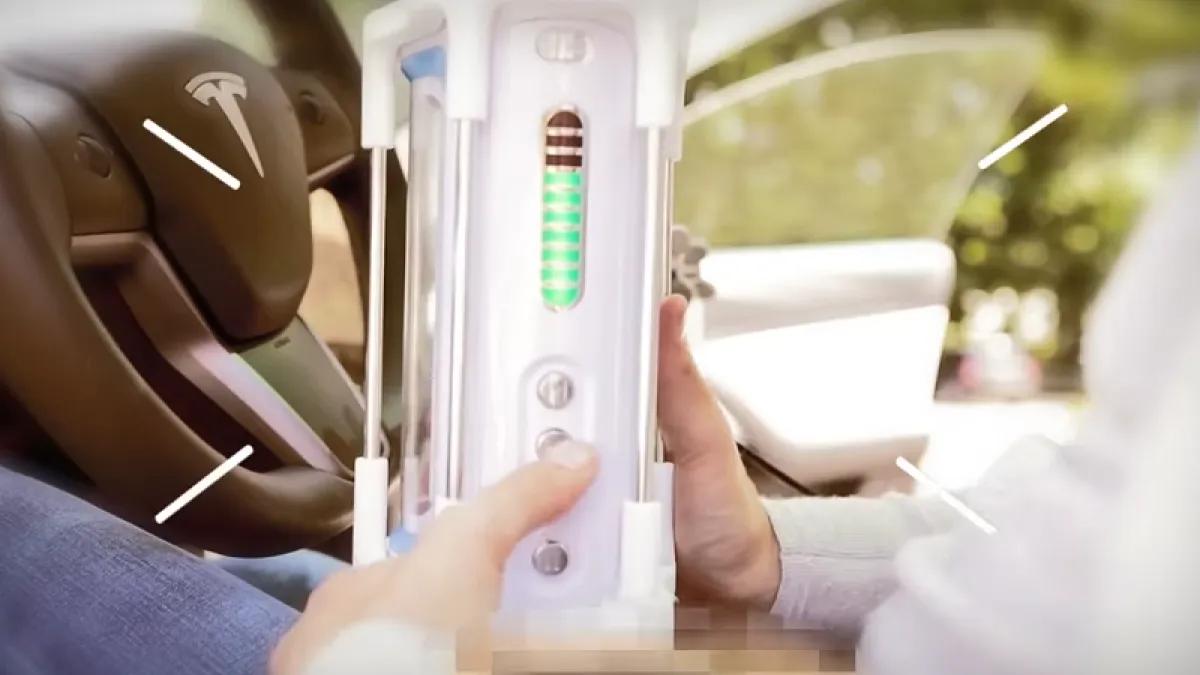 隨著電動車問世,有廠商竟然突發奇想,製作可以在車上手淫的自動化飛機杯。(圖/截自Youtube)