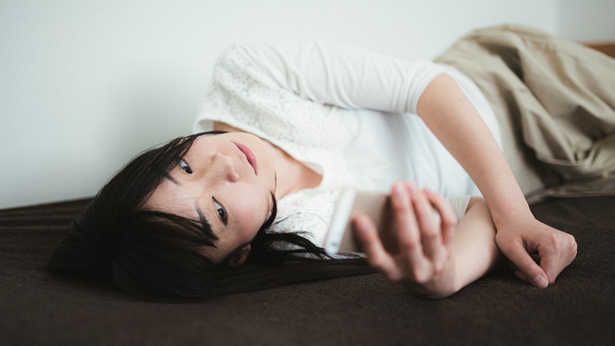 女醫師與丈夫結婚十年,卻遭對方偷吃數次,別人不同情他,反而嘲諷她「女醫生還會被騙…」讓她陷入崩潰。(示意圖/pakutaso) 女醫師與丈夫結婚十年,卻遭對方偷吃數次,別人不同情他,反而嘲諷她「女醫生還會被騙…」讓她陷入崩潰。(示意圖/pakutaso)