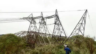 和平電廠電塔倒塌,讓全台陷入供電吃緊。(和平電廠提供/取自蔡英文臉書)