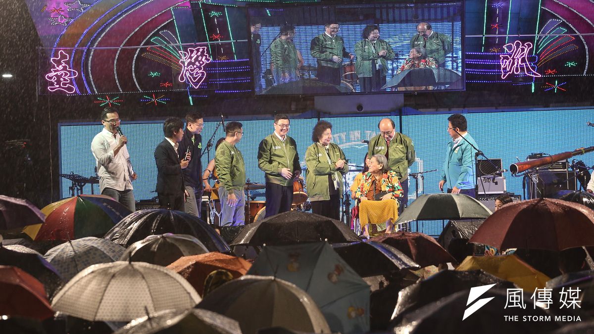 民進黨今(28)日在中央黨部前封街舉辦33周年黨慶「台灣派對」,支持民眾撐傘共襄盛舉。(陳品佑攝) 民進黨今(28)日在中央黨部前封街舉辦33周年黨慶「台灣派對」,支持民眾撐傘共襄盛舉。(陳品佑攝)