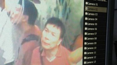 公寓電梯裡的監控影片截圖:進入阿海房間男子。(BBC中文網) 公寓電梯裡的監控影片截圖:進入阿海房間男子。(BBC中文網)