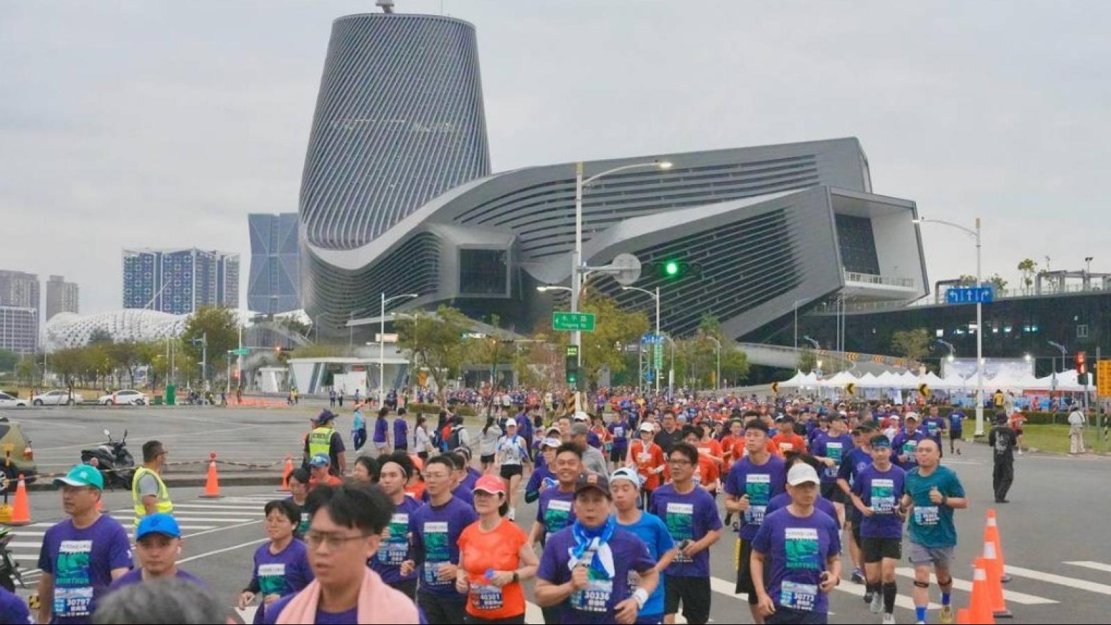 高雄港首屆郵輪半馬熱血開跑!3千跑者奔馳港灣 周永暉推港市共榮、低碳永續