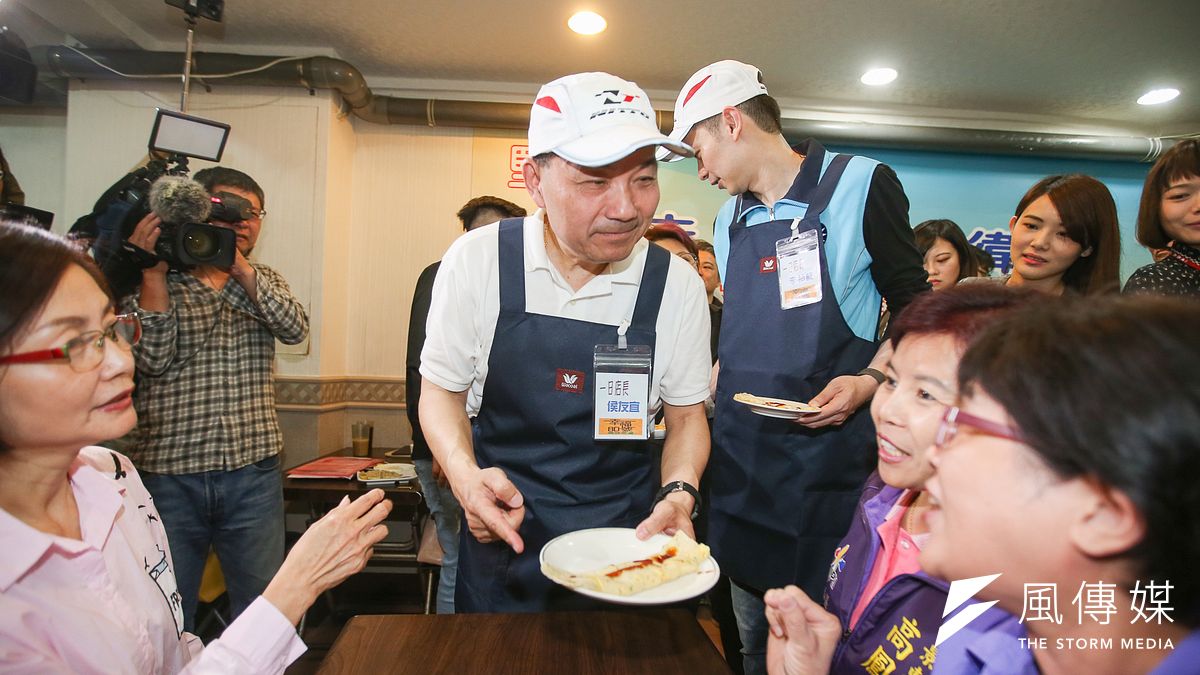 國民黨新北市長參選人侯友宜今天上午到台北市文山區,擔任快閃早餐店員。(陳明仁攝) 國民黨新北市長參選人侯友宜今天上午到台北市文山區,擔任快閃早餐店員。(陳明仁攝)