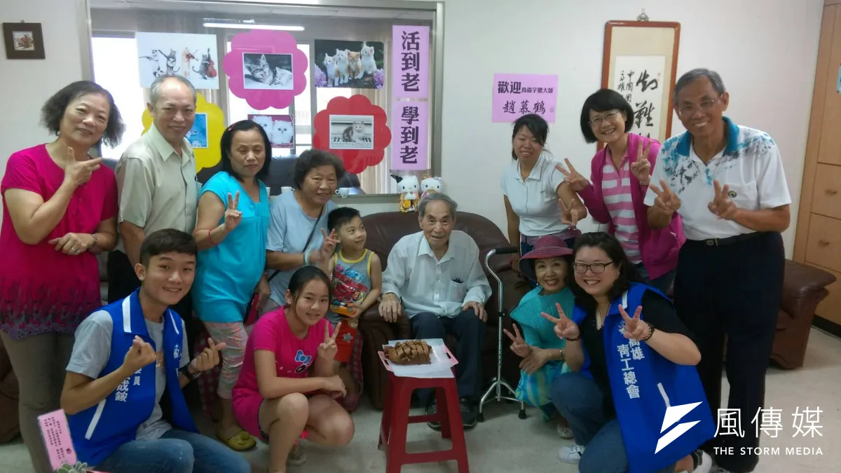國民黨第四區黨部的貓咖啡棧為106歲人瑞趙慕鶴慶生。(楊伯祿攝)