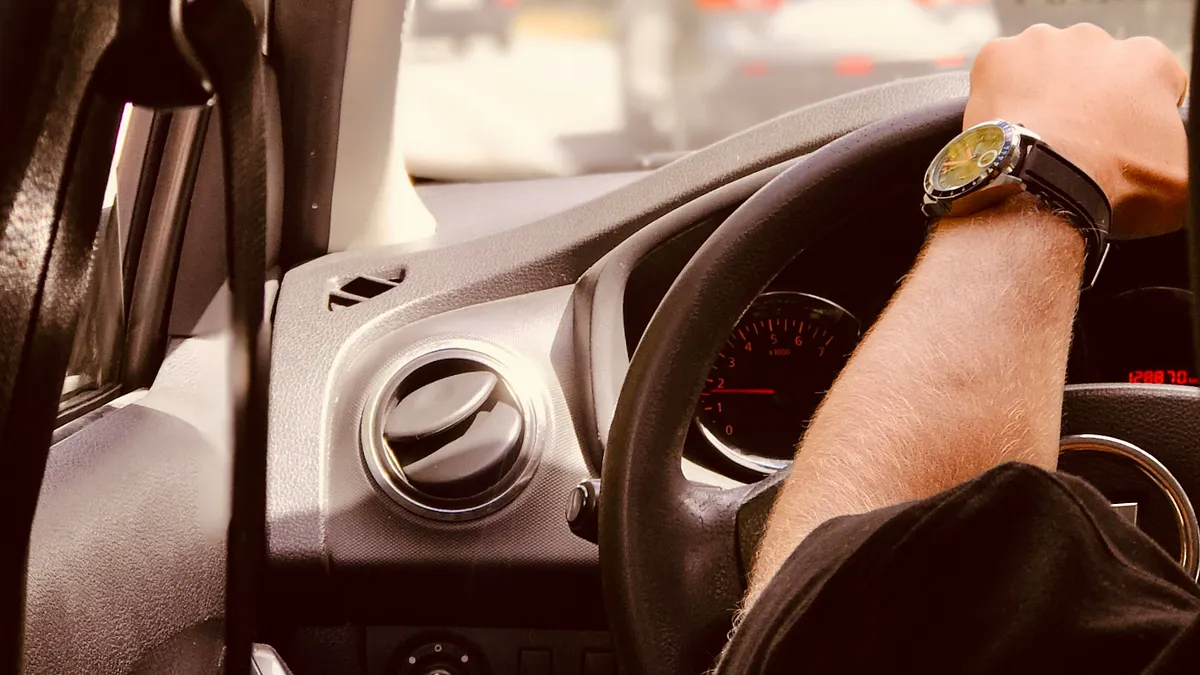 日本理財規劃師立川健悟指出,真正富有的高資產族群,多數開的是看似普通的「日產轎車」,而大多數富人選擇白色或黑色的汽車顏色。(示意圖/取自Unsplash) 日本理財規劃師立川健悟指出,真正富有的高資產族群,多數開的是看似普通的「日產轎車」,而大多數富人選擇白色或黑色的汽車顏色。(示意圖/取自Unsplash)