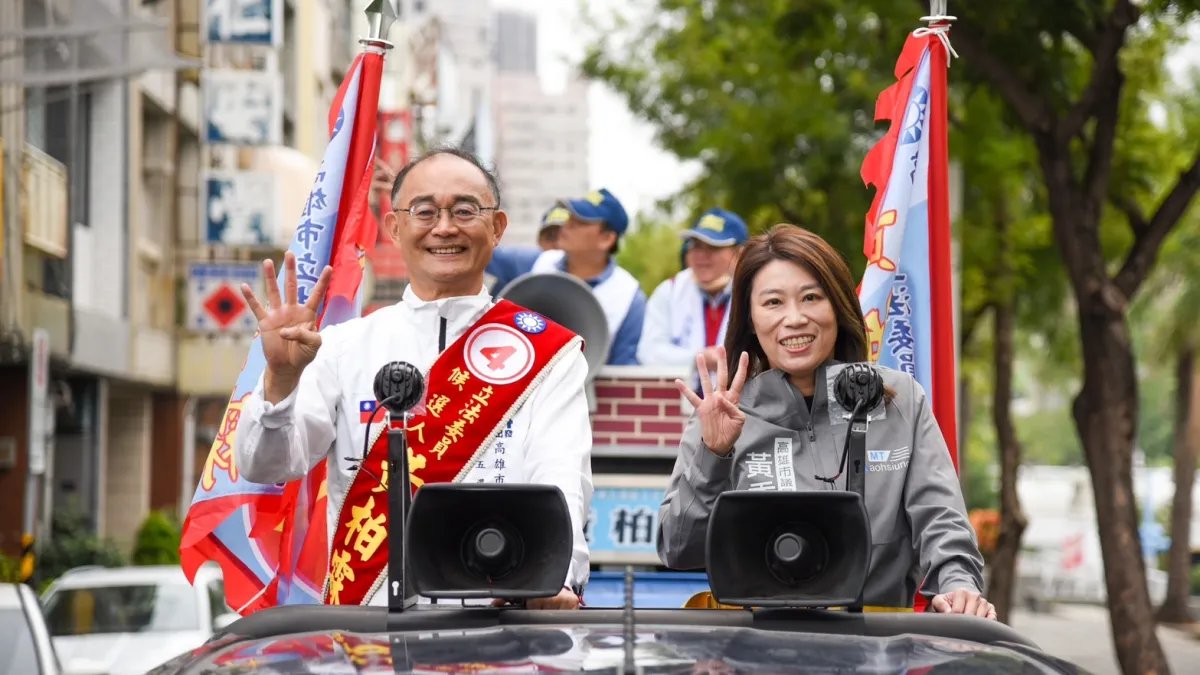 國民黨立委候選人黃柏霖邀市議員黃香菽陪車掃,沿路受到民眾熱烈歡迎。(圖/黃柏霖競總提供)