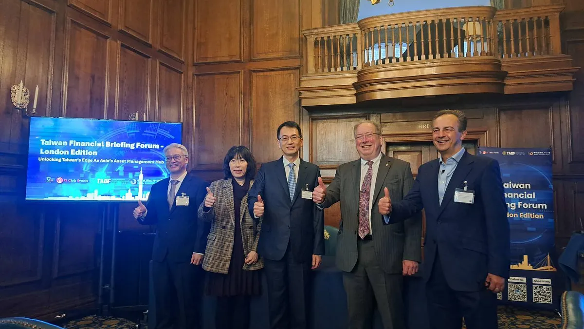 台灣金融研訓院長高一誠(左起)、駐英國台北辦事處代表江雅綺公使、金管會銀行局長童政彰、英國Z/Yen集團主席Michael Mainelli教授、英國Future Planet Capital執行主席Douglas Hansen-Luk,30日於論壇合影。(研訓院提供) 台灣金融研訓院長高一誠(左起)、駐英國台北辦事處代表江雅綺公使、金管會銀行局長童政彰、英國Z/Yen集團主席Michael Mainelli教授、英國Future Planet Capital執行主席Douglas Hansen-Luk,30日於論壇合影。(研訓院提供)