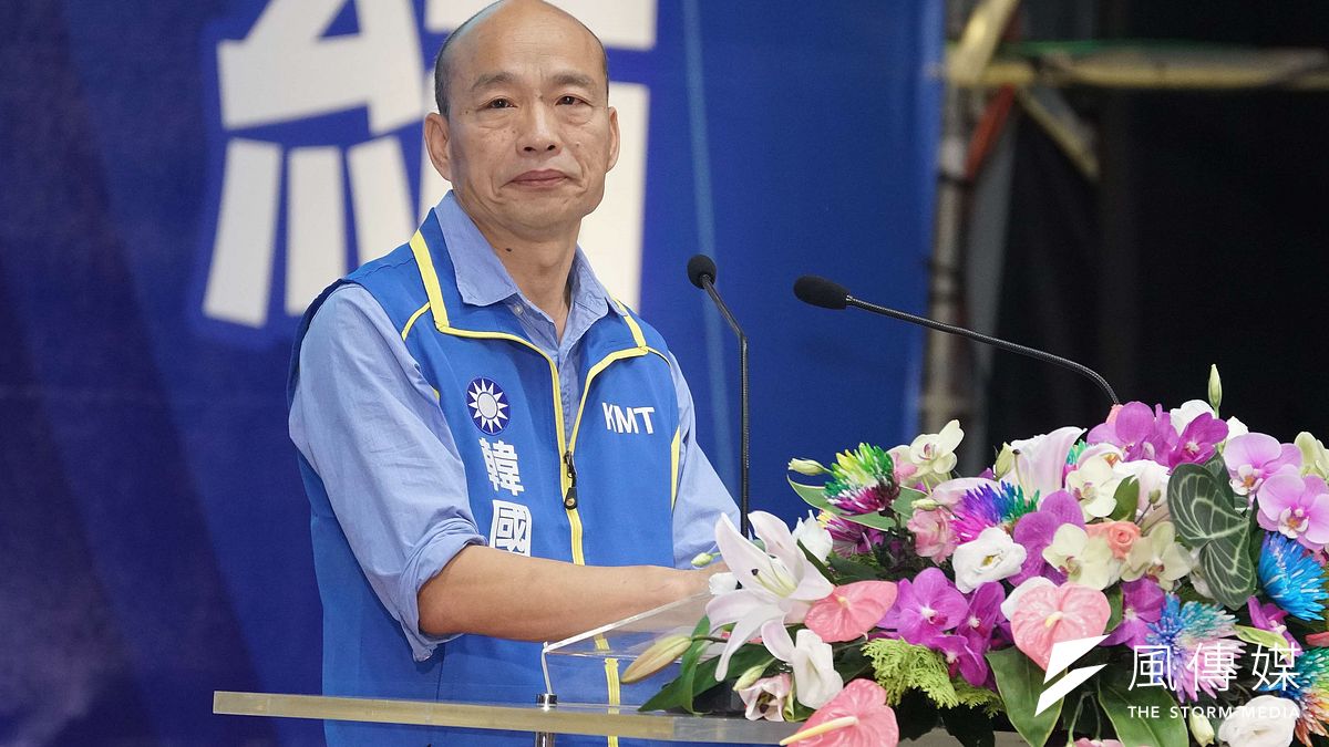 鴻海創辦人郭台銘幕僚劉宥彤8日暗諷「福委會主委被拱當CEO」,對此高雄市長韓國瑜(見圖)競選辦公室回應表示,「期待能夠有機會和郭董事長一起暢談改變台灣的藍圖」。(資料照,盧逸峰攝) 鴻海創辦人郭台銘幕僚劉宥彤8日暗諷「福委會主委被拱當CEO」,對此高雄市長韓國瑜(見圖)競選辦公室回應表示,「期待能夠有機會和郭董事長一起暢談改變台灣的藍圖」。(資料照,盧逸峰攝)