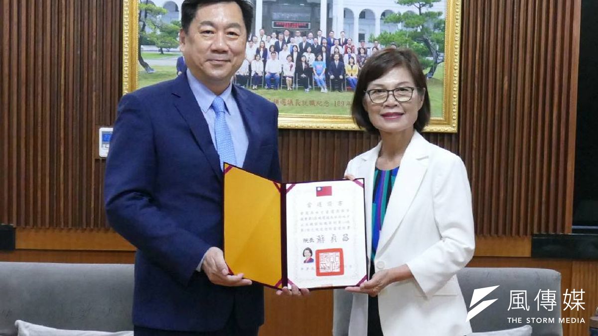 內政部次長陳宗彥昨南下頒發高雄市議會補選議長當選證書。(圖/徐炳文攝) 內政部次長陳宗彥昨南下頒發高雄市議會補選議長當選證書。(圖/徐炳文攝)