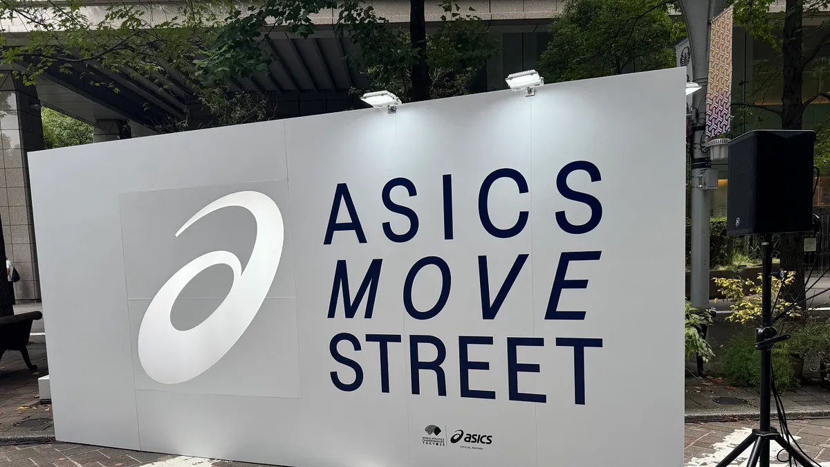 丸の内仲通りに特設トラックが登場し、ASICS「MOVE STREET」で世界陸上を体感できるイベントが16日まで開催されている。(写真/黃信維撮影) 丸の内仲通りに特設トラックが登場し、ASICS「MOVE STREET」で世界陸上を体感できるイベントが16日まで開催されている。(写真/黃信維撮影)