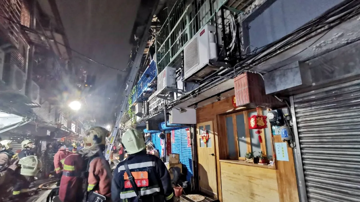 警消初判為2樓,王老婦人可能是因濃煙火勢擋住下樓方向,才會再往3樓陽台逃生。(圖/翻攝自記者爆料網)