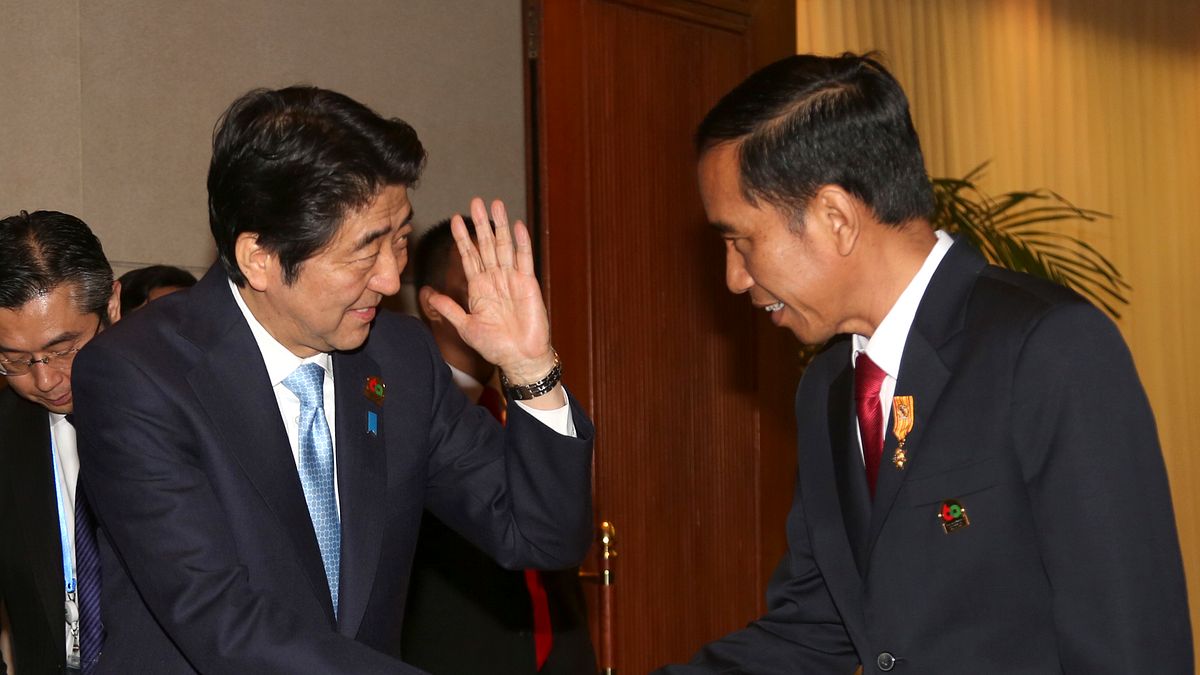 東道主印尼總統佐科威(右)與日相安倍晉三。(美聯社) 東道主印尼總統佐科威(右)與日相安倍晉三。(美聯社)