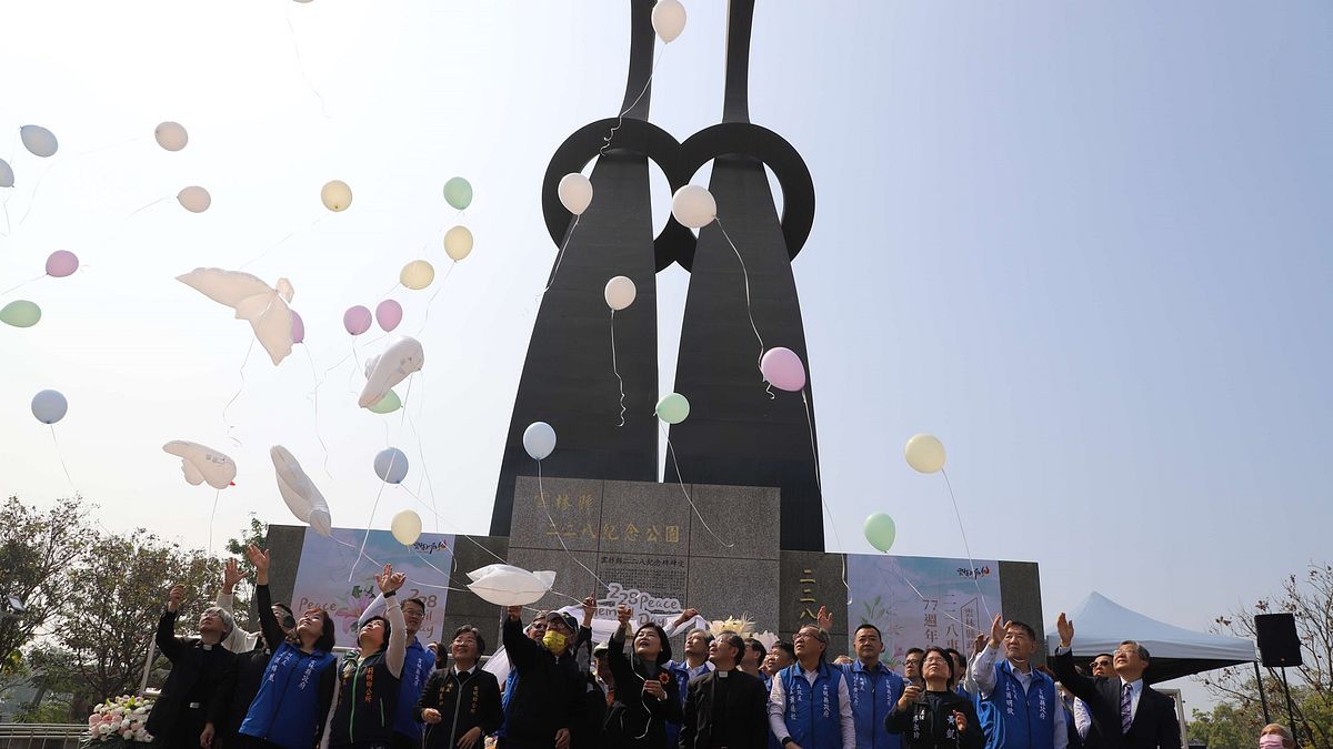 雲林縣長張麗善與出席追思音樂會來賓施放和平汽球。(圖/雲林縣政府民政處提供) 雲林縣長張麗善與出席追思音樂會來賓施放和平汽球。(圖/雲林縣政府民政處提供)