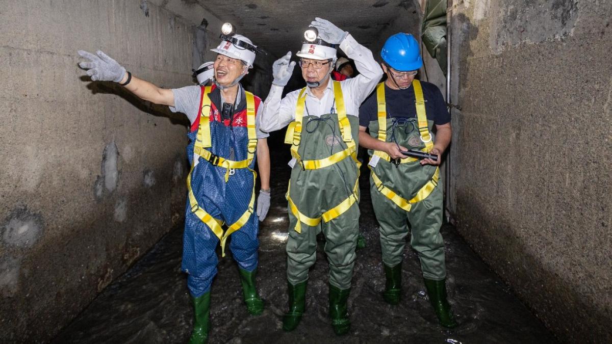 巴威強颱逼近!黃偉哲著「青蛙裝」下水道縱走檢視清淤排水、防洪整備狀況