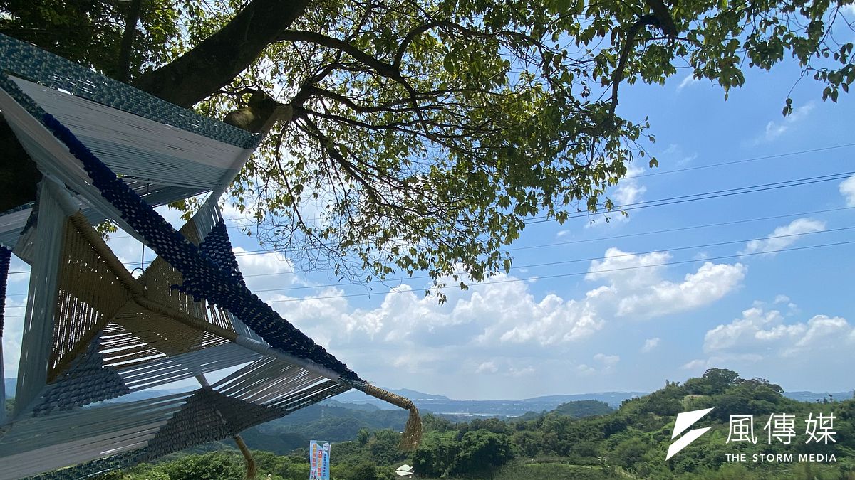 將藝術帶入農村,位在東勢區山頂上宇勝農場的「梨星」編織作品,還可以眺望山下整片梨園風光。(圖/王秀禾) 將藝術帶入農村,位在東勢區山頂上宇勝農場的「梨星」編織作品,還可以眺望山下整片梨園風光。(圖/王秀禾)