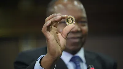 2022年7月25日,非洲國家辛巴威為了對抗惡性通膨,發行2000枚1盎司、純度22K的官方金幣。(AP)