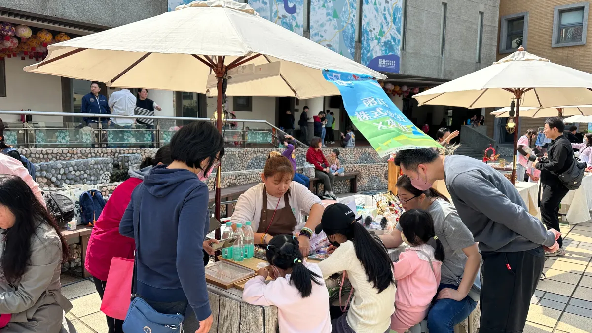 2月16日推出環保手作市集,最受市民朋友喜愛,享受放空好玩的一天,真是一大樂事。(圖/新北市客家局提供)