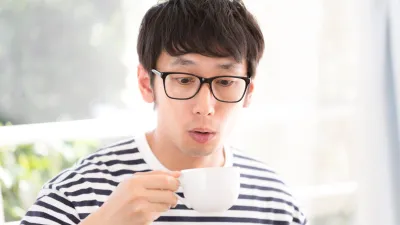 對於久坐、工作時間長、大量用腦型的工作者,最好能養成早餐時先不喝咖啡或飲品,而先吃主食。(圖/pakutaso)