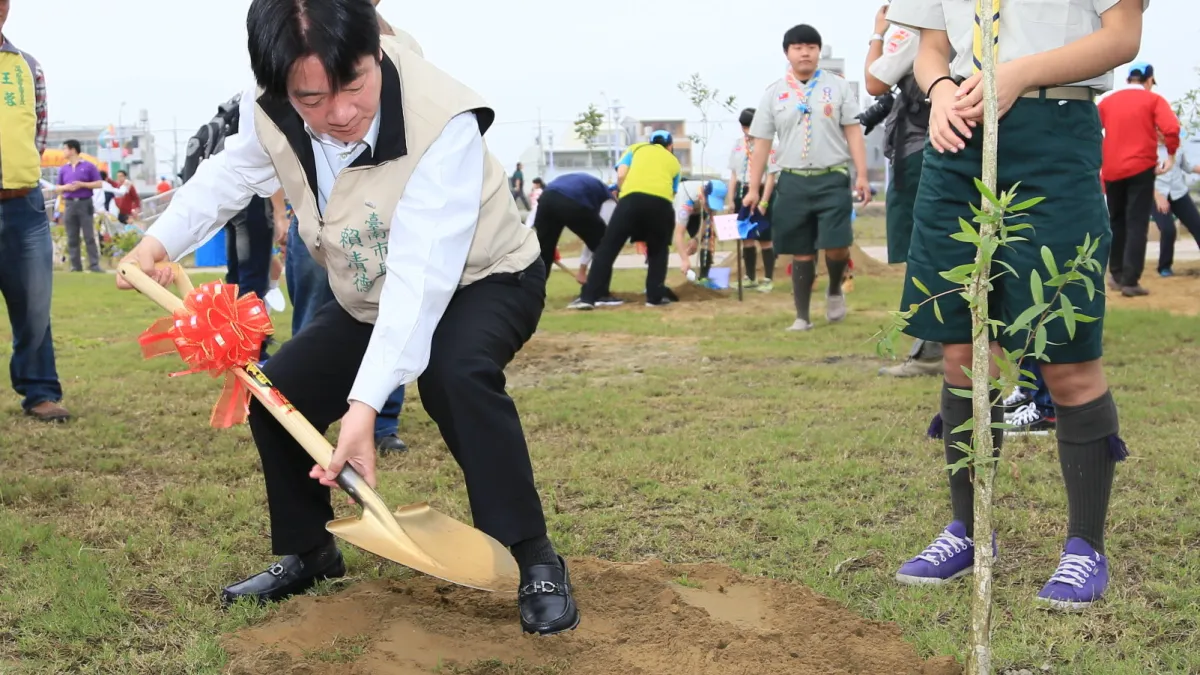 植樹月打造低碳城市 賴清德學東公園帶頭植樹