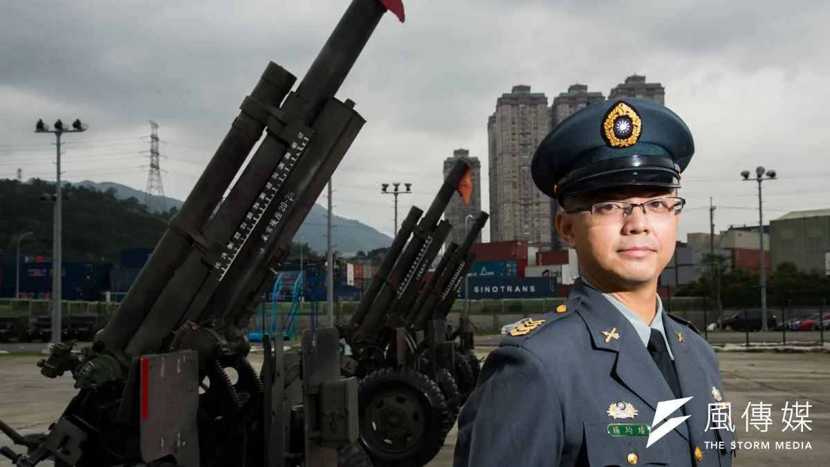 關指部禮砲連士官督導長楊均璿是禮砲典禮執行的靈魂人物之一。(圖/林俊耀)