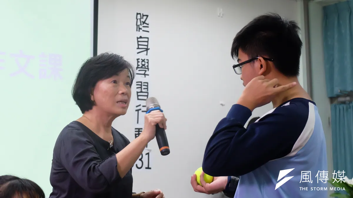 潮州國中「龍應台的作文課」,作家龍應台親身上課,和學生討論「貧窮」的成因。(謝孟穎攝)