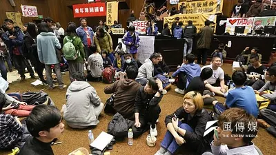 只要有人群聚,就有方向及維持秩序的問題,318佔領立院議場行動也不例外。(余志偉攝)