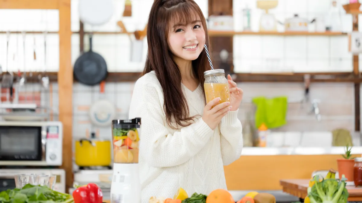 一般成人男性在 30 歲,女性 28 歲以後,體內的鈣質以每年 0.3~0.5% 的速度流失,直至 60 歲的時候,竟然已有超過 50% 的鈣質流失。(示意圖非本人/すしぱく@pakutaso)